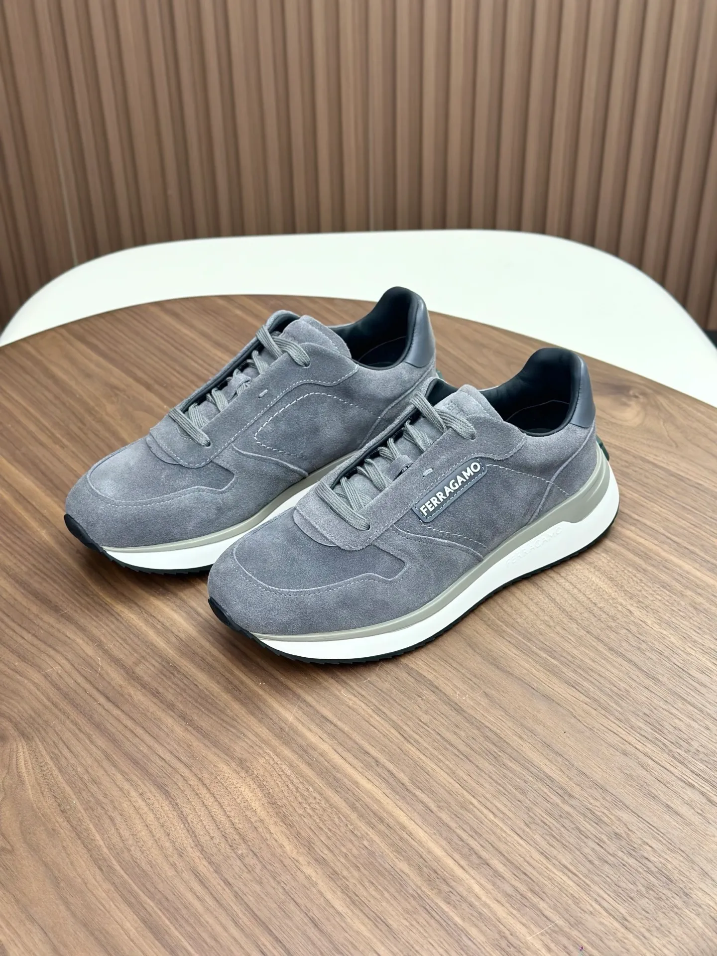 [Ferragamo] Top P: 820💰 Number of yards: 39~44 (38.45 custom-made, non-refundable) Top purchasing agent 🇮🇹 Ferragamo men's casual shoes series, the counter sells the original configuration at the same time, Italian imported cowhide fabric, high-quality splicing technology, imported water-dyed cow lining , Soles: Original foam soles are specially provided by the original factory, and the original factory follows the order. 🔍High quality can be entered and exited the counter at will. Welcome to compare and synchronize with the counter.